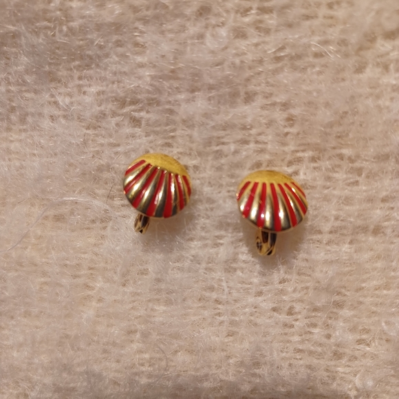 Vintage red and gold clip on earrings by Monet - Picture 6 of 6